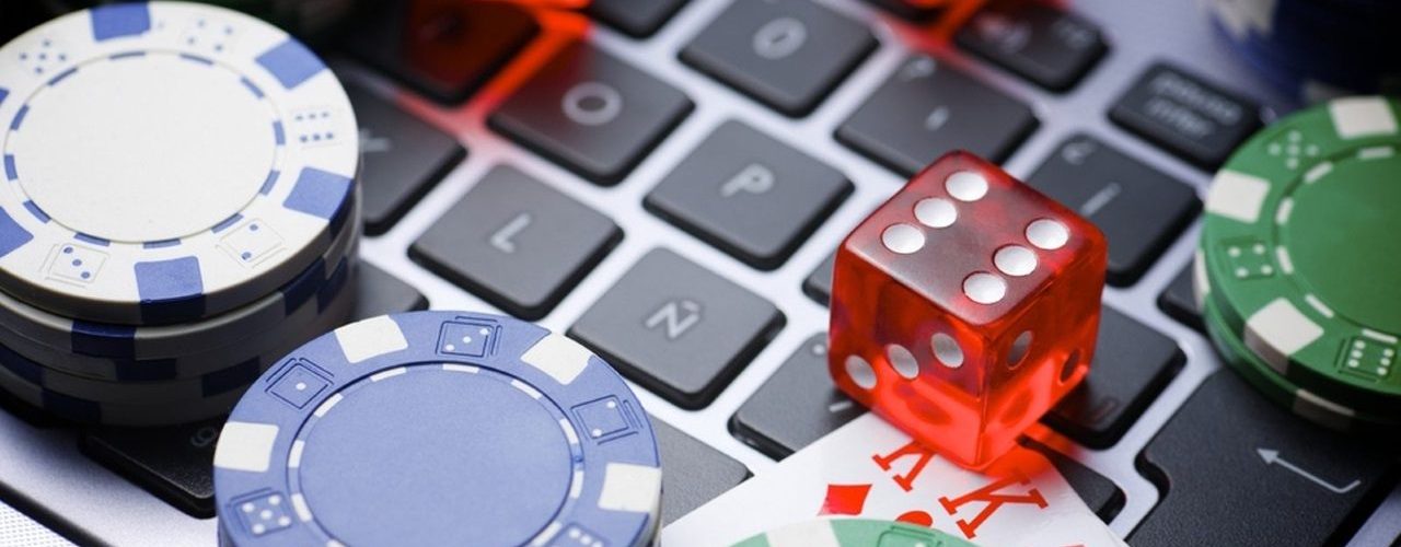Jetons et cartes sur un clavier d